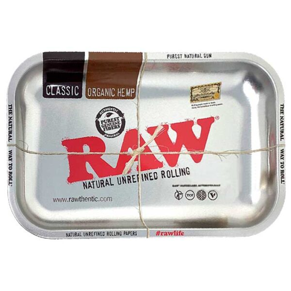 Hazte con esta práctica bandeja de liar Raw y no mancharás nada cuando estés liando. Bandeja Raw. Completa tu colección de bandejas para liar con este diseño clásico de Raw. Y si lo quieres más útil, consigue nuestras tapas magnéticas para las bandejas. Medidas: 34 x28 cm.